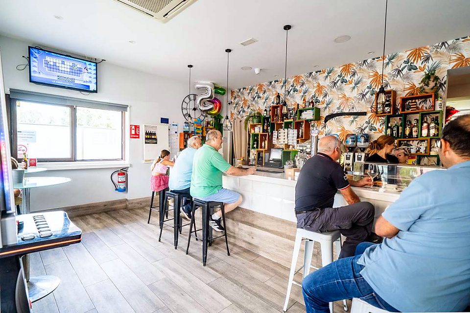 The Óleo bar-café counter with customers