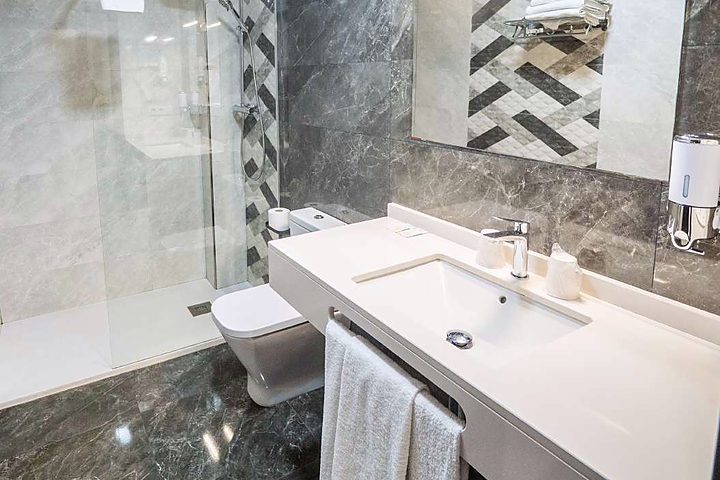 Baño de la habitación con ducha