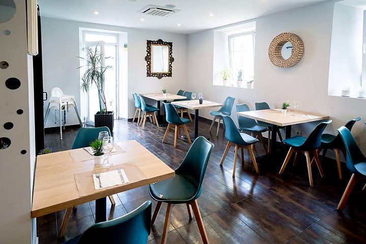 Sala del restaurante con mesas puestas