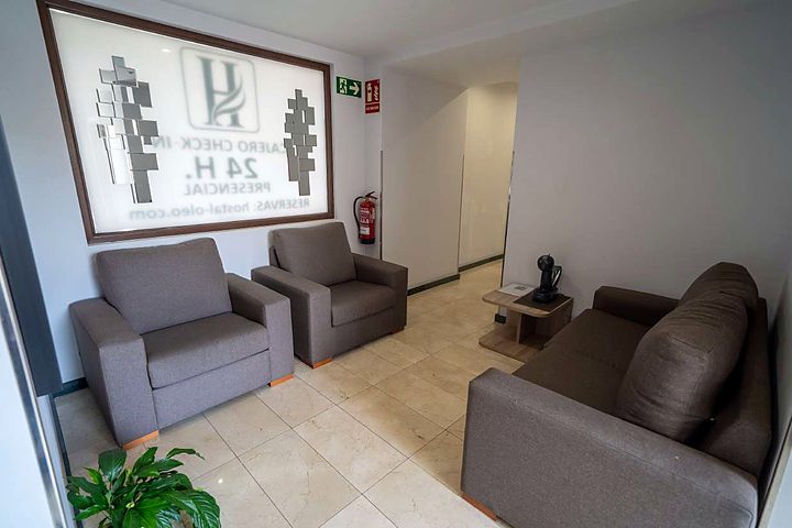 Recepción con el cajero de check-in 24 h