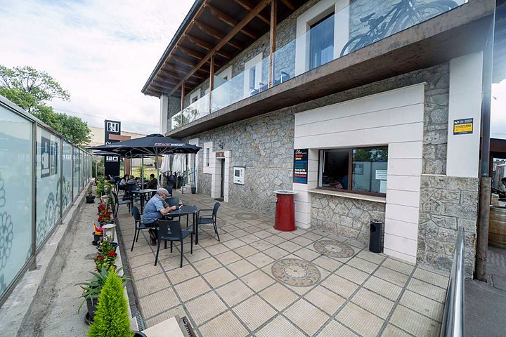 Terraza exterior junto al hostal