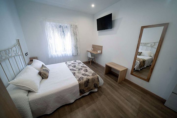 Double with mirror and desk