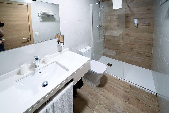 Bathroom in white and wood